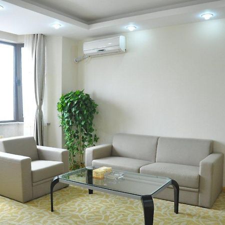Super 8 Hotel Qingdao Railway Station Gui Zhou Road ภายนอก รูปภาพ